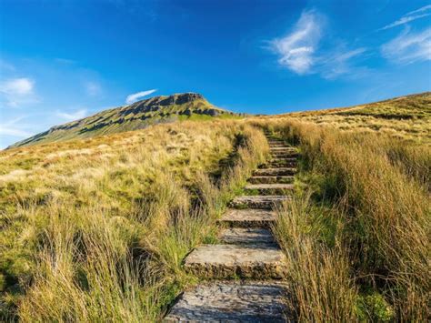  Yorkshire: Adventures with a Camera - Unveiling England's Rugged Beauty Through Timeless Photographic Impressions!